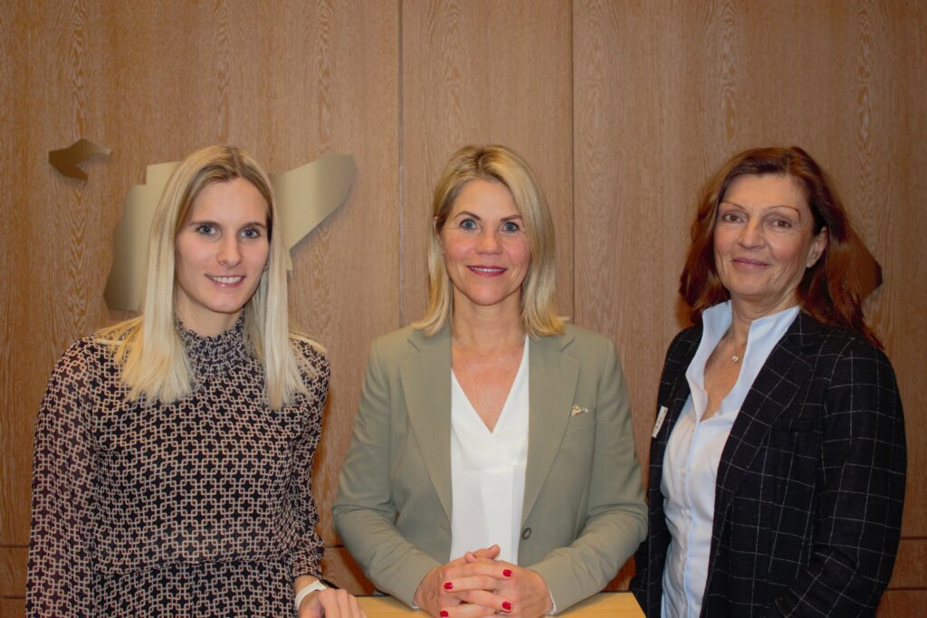 Anfang 2023 trafen sich zum ersten Mal rund 40 Unternehmerinnen, Prokuristinnen und leitende Angestellte zum Auftakt der ehrenamtlichen „IHK Business Women“ in Emden. Organistorinnen waren (v. l.): Anke Hölscher (IHK), Immobilienfachwirtin Anja Claashen-Schneider und Unternehmerin Susanne Schoon.
