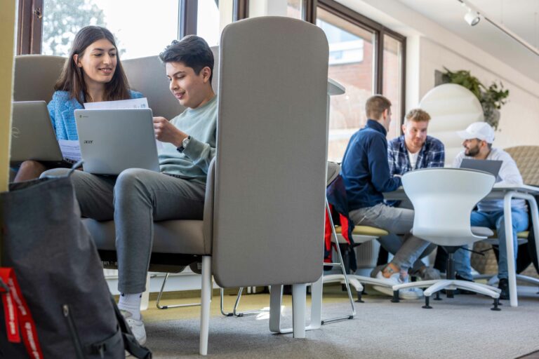 Mit ihren Coworking-Lounges ermöglicht die Hochschule Emden/ Leer studentisches Arbeiten in gemütlicher Atmosphäre.