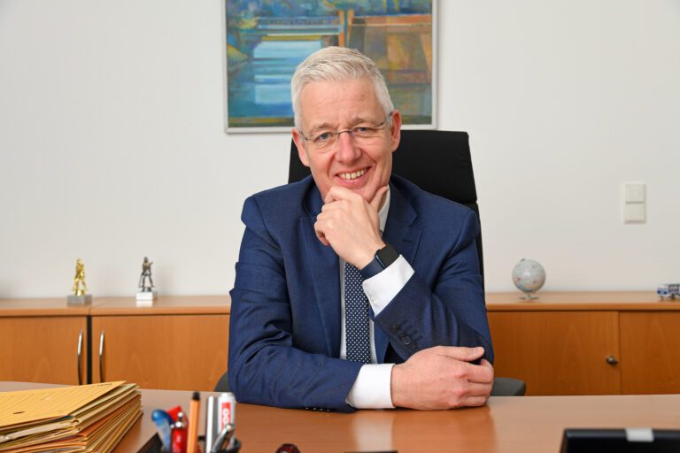 Matthias Grote, Landrat, Landkreis Leer, an seinem Schreibtisch
