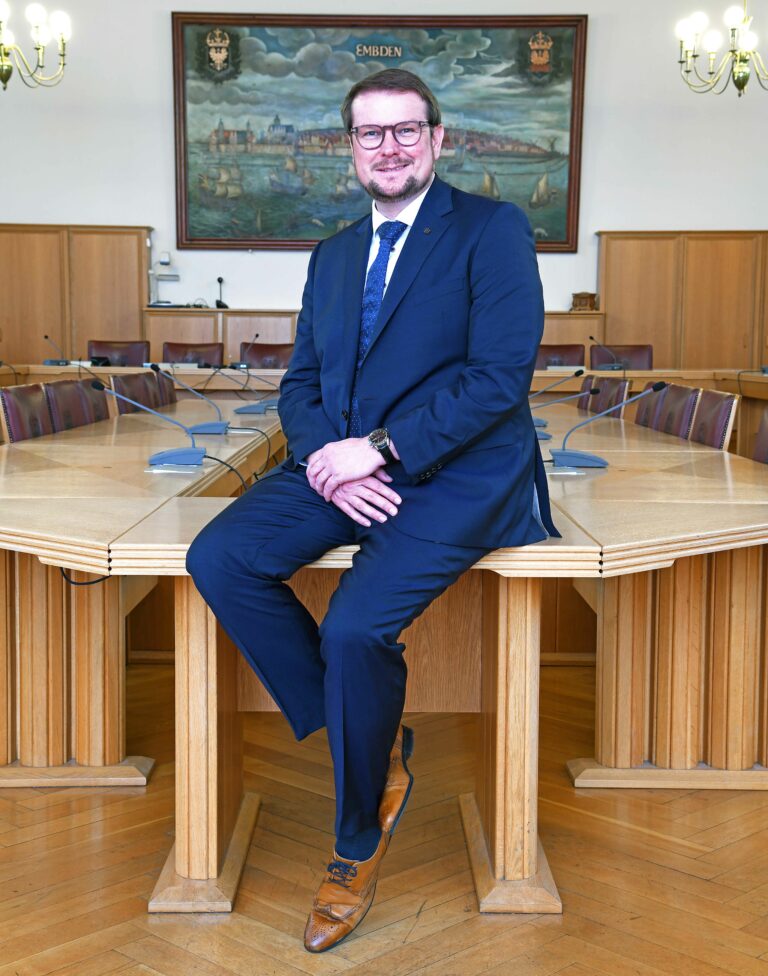Tim Kruithoff, parteiloser Oberbürgermeister Emden im Tagungssaal des Rathauses